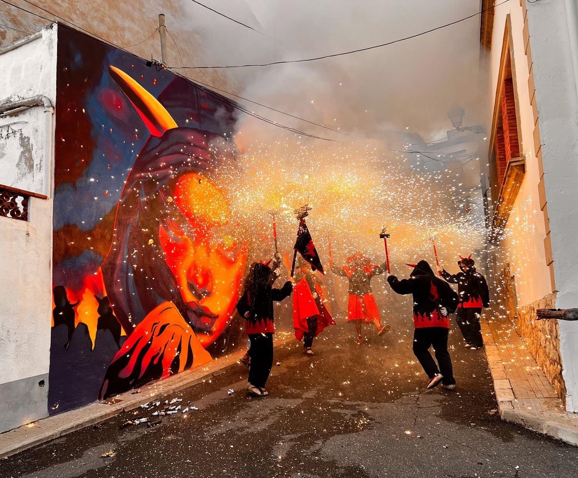 El nou mural dedicat al Ball de Diables de la Bisbal