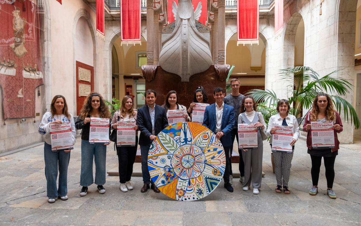 Foto de família de la presentació del Mes de la Salut Mental al Pati Jaume I del Palau Municipal de Tarragona.