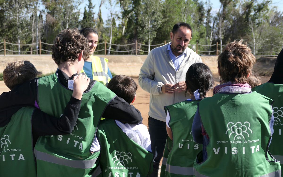 El president del CAT, Joan Alginet, ha rebut el primer grup d'escolars que ha visitat l'ETAP de l'Ampolla.