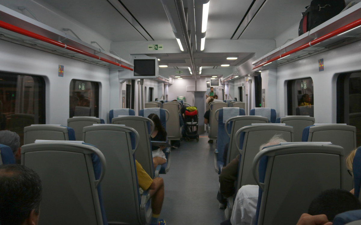 Imatge de l'interior d'un tren de la línia R15, que connecta Reus amb Barcelona.