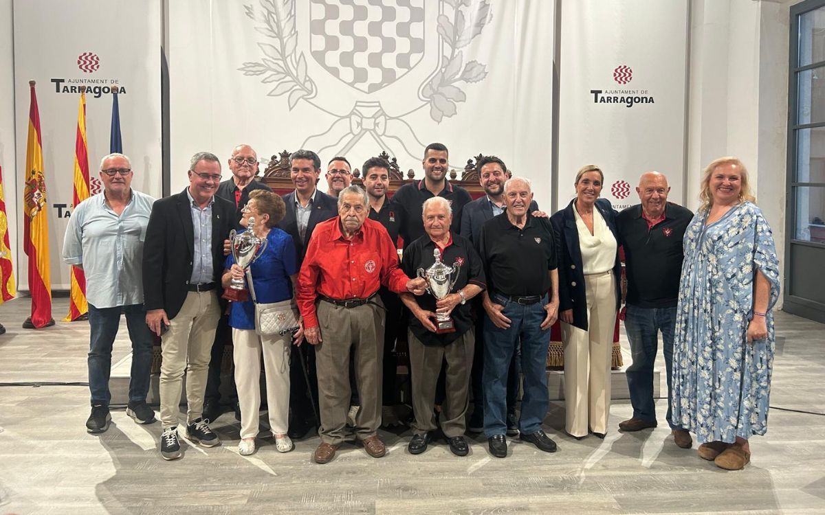 Els guanyadors del concurs casteller del 1952 ja tenen la seva copa.