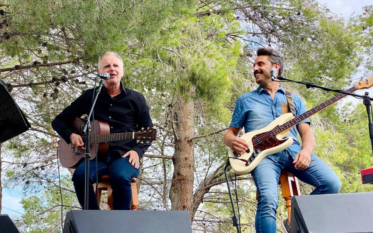 El duet musical van actuar al Jardí Botànic del municipi