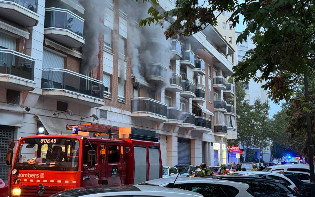 L'incendi ha tingut lloc en un pis d'un edifici del carrer Sant Joaquim de Reus.