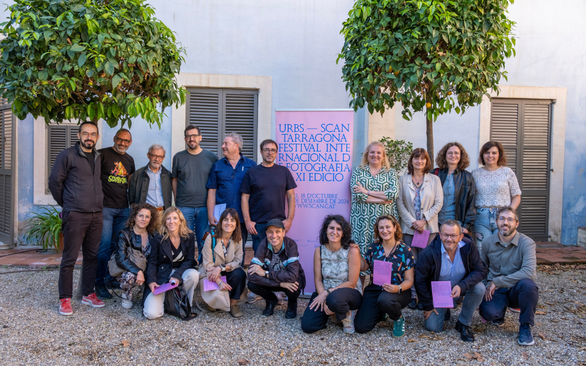 Foto de família de la presentació de l'onzena edició del Festival Internacional de Fotografia SCAN Tarragona.