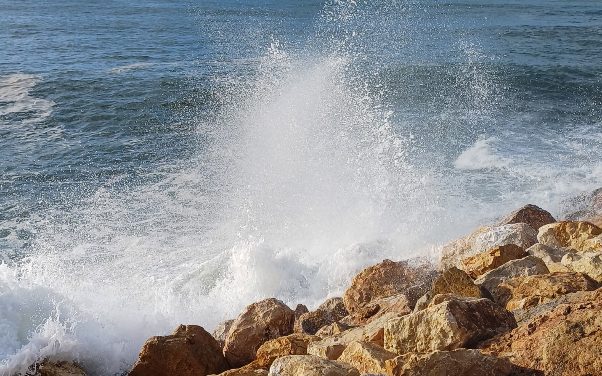 Les onades al litoral de Tarragona podrien arribar als 2,5 metres.