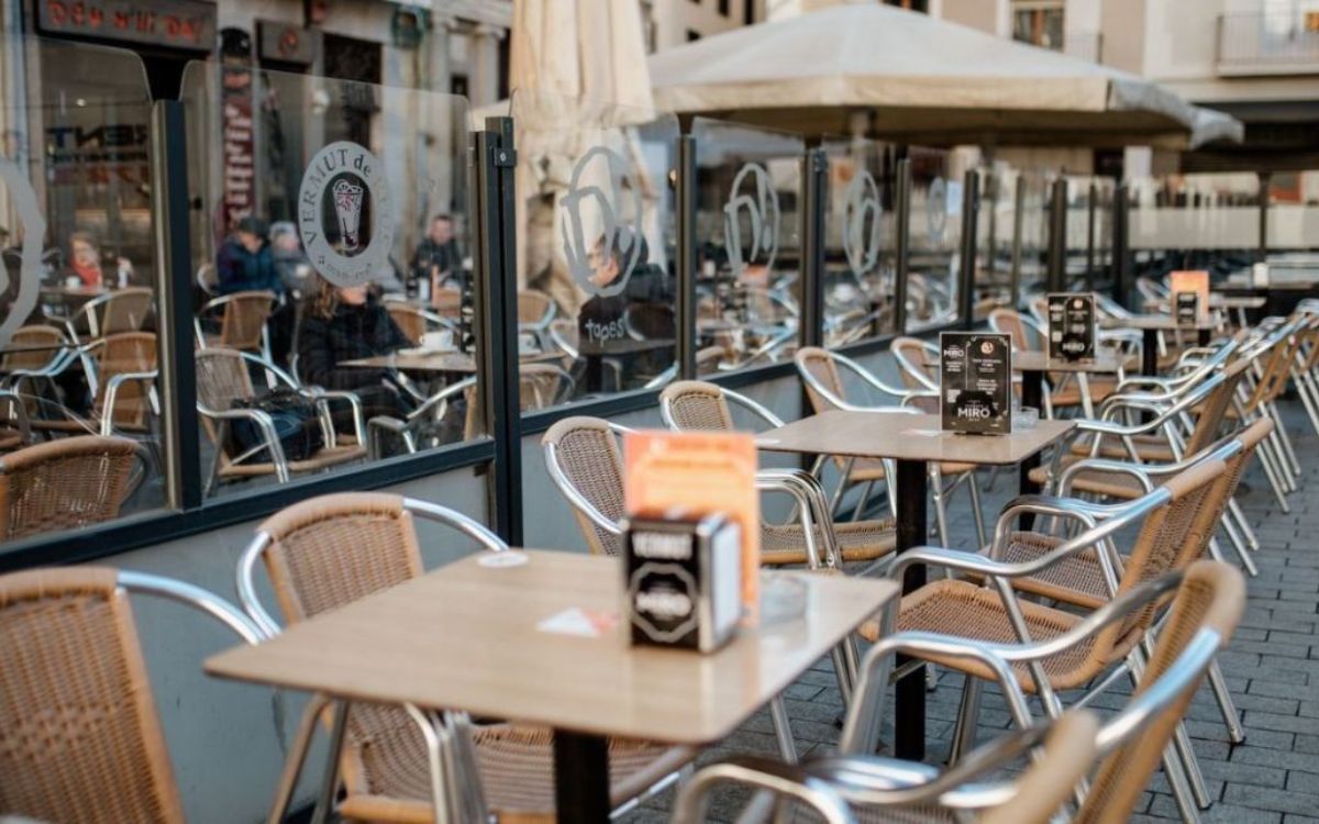 Les terrasses dels establiments de restauració ocupen la totalitat de la plaça Mercadal