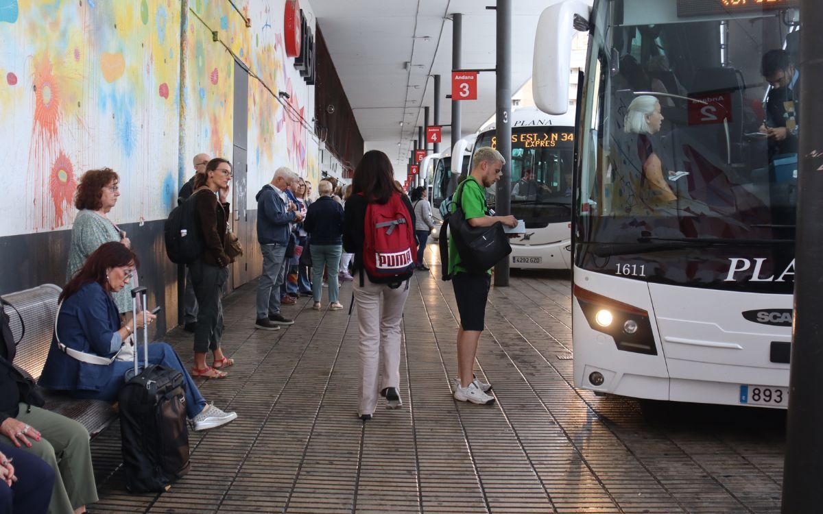 Des de l'1 d'octubre, amb l'inici del tall ferroviari, prop de 300 persones agafen diàriament les línies 'exprés' cap a Barcelona.