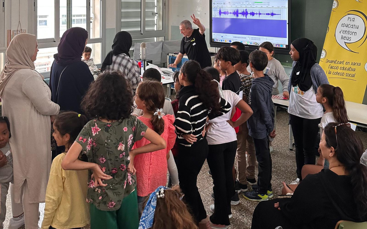 La primera activitat del Pla Educatiu d'Entorn en el marc del Correllengua va ser un taller de doblatge en català.