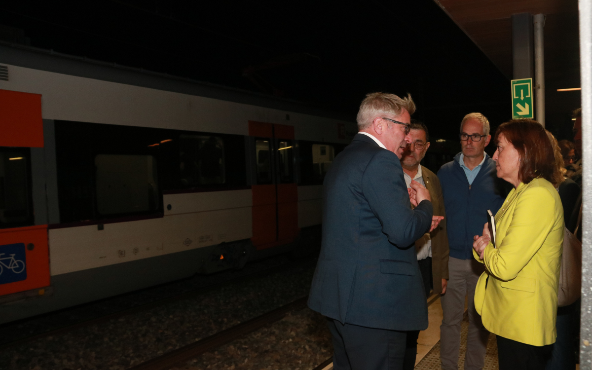 La consellera Sílvia Paneque i el director de Rodalies, Antonio Carmona, ha visitat aquest dijous 10 d'octubre l'estació de Sant Vicenç de Calders.