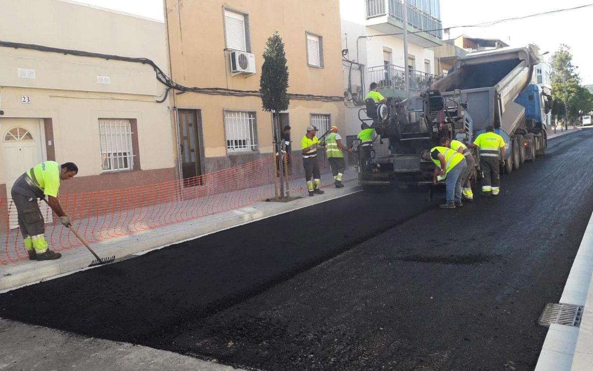 Personal municipal realitzant tasques d'asfaltatge al carrer