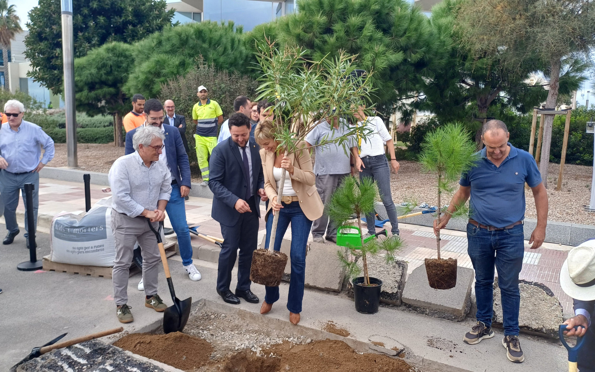 Durant l'acte, les autoritats han plantat els primers arbres del futur Parc del Port.