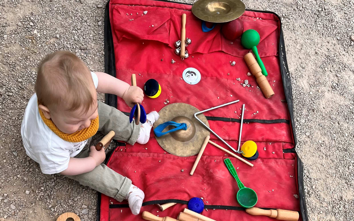 Imatge d'arxiu d'un infant en una activitat del projecte 'La Guingueta. Espai educatiu i familiar'.