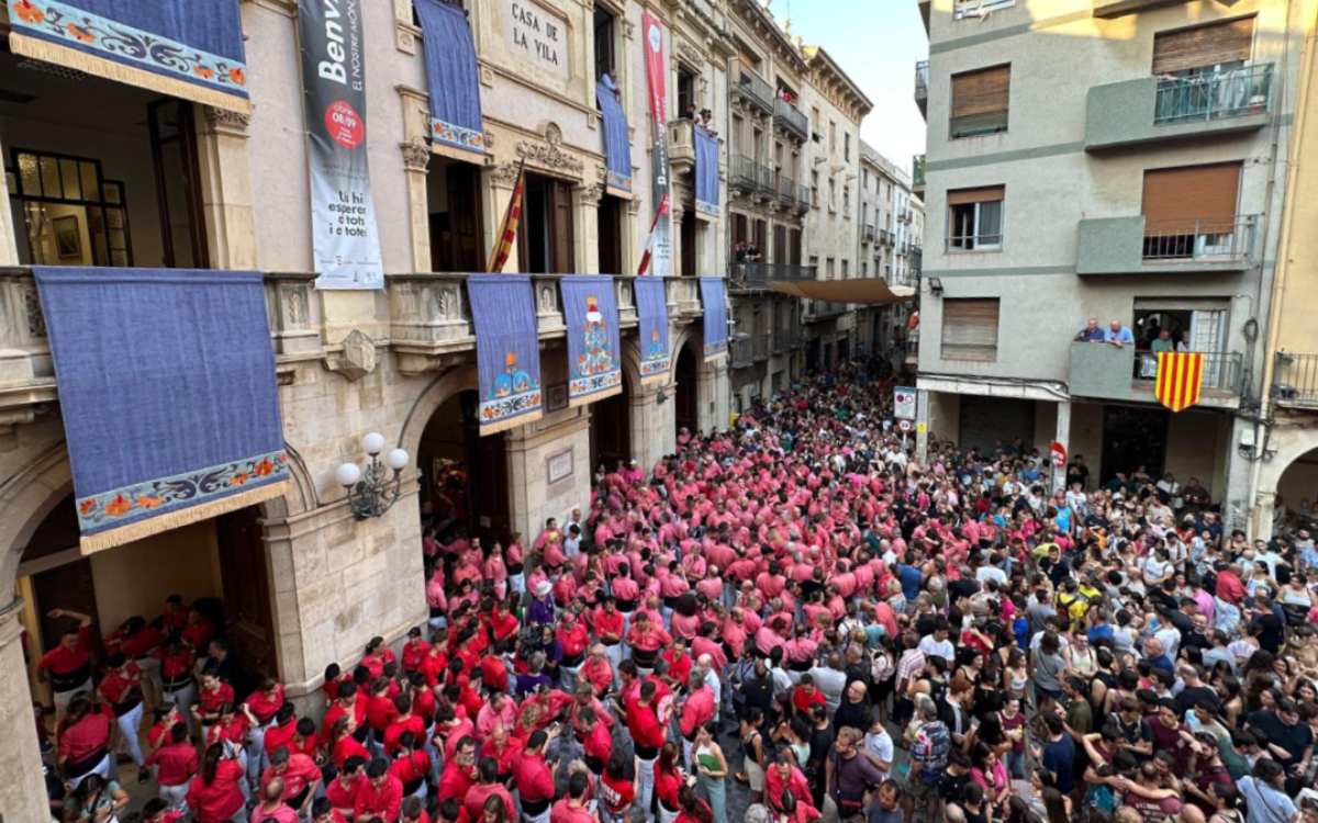 Imatge de la diada castellera a la plaça del Blat de Valls