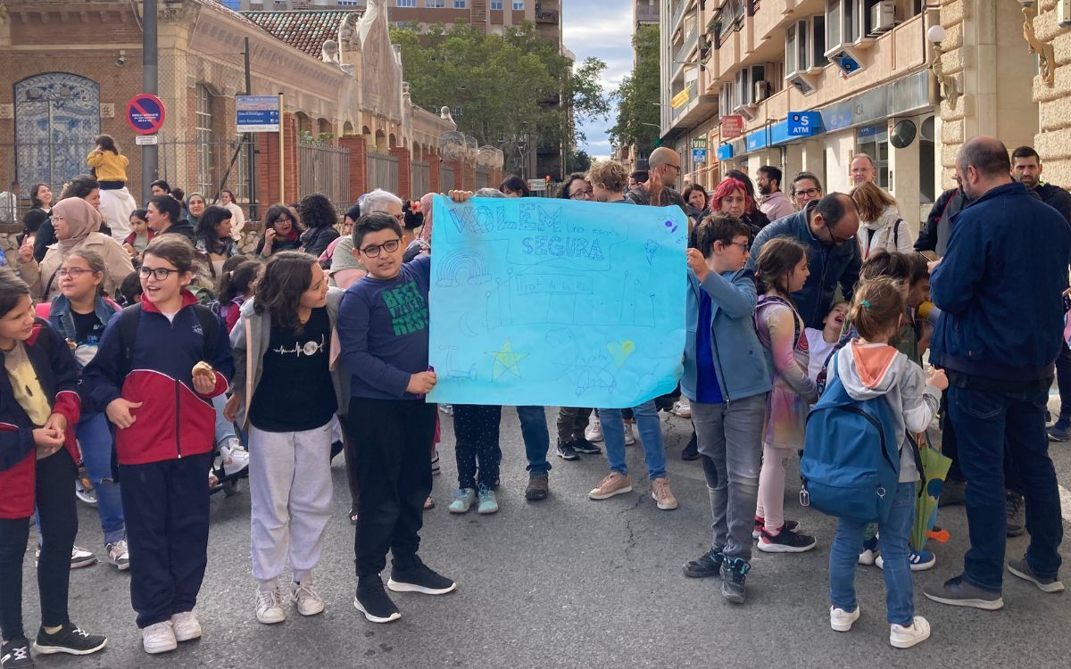 Una vintena d'infants han reclamat la vianalització del carrer