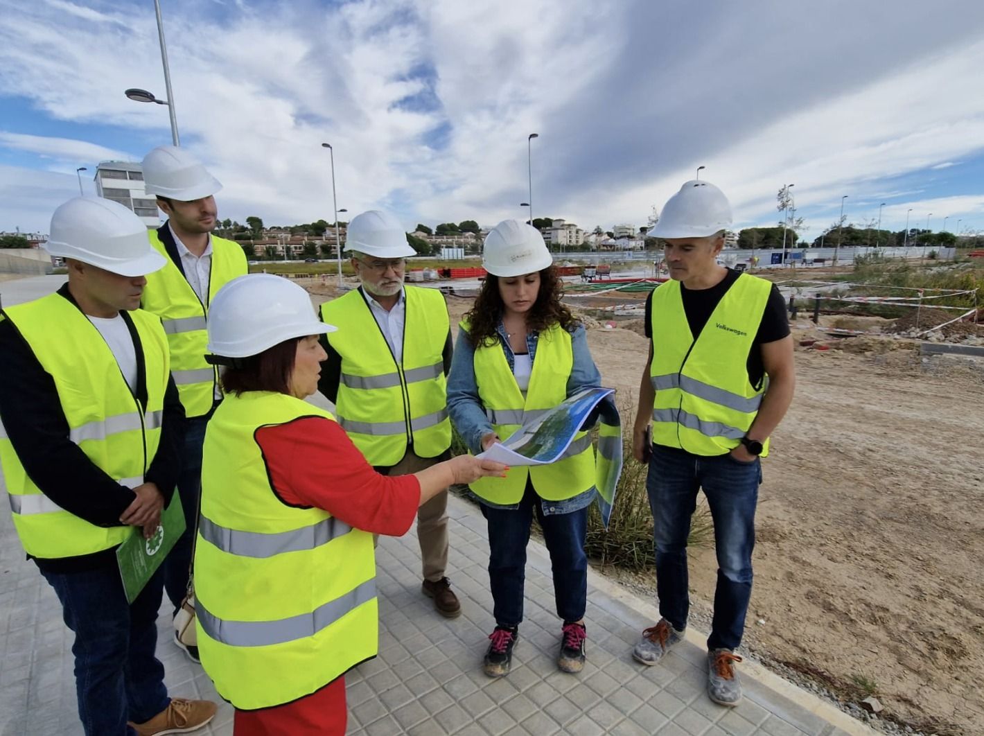 Representants de l'empresa i de l'Ajuntament al peu de les obres del nou establiment