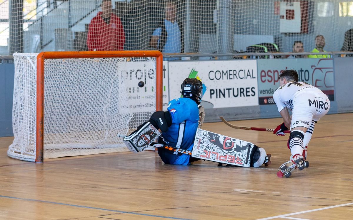 Marc Julià (Reus Deportiu) marcant el 0 a 1 a la pista del Lleida