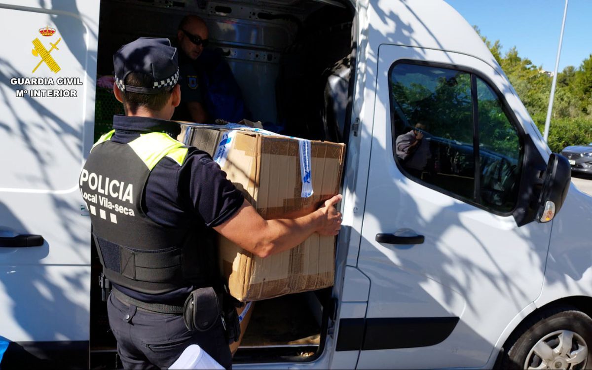 La policia va localitzar més de 3.000 productes falsificats a la Pineda.