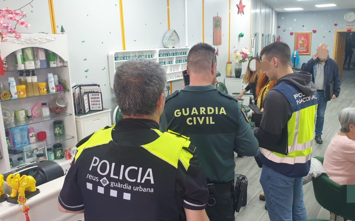 El desplegament policial ha comptat amb una quarantena d'efectius i tècnics