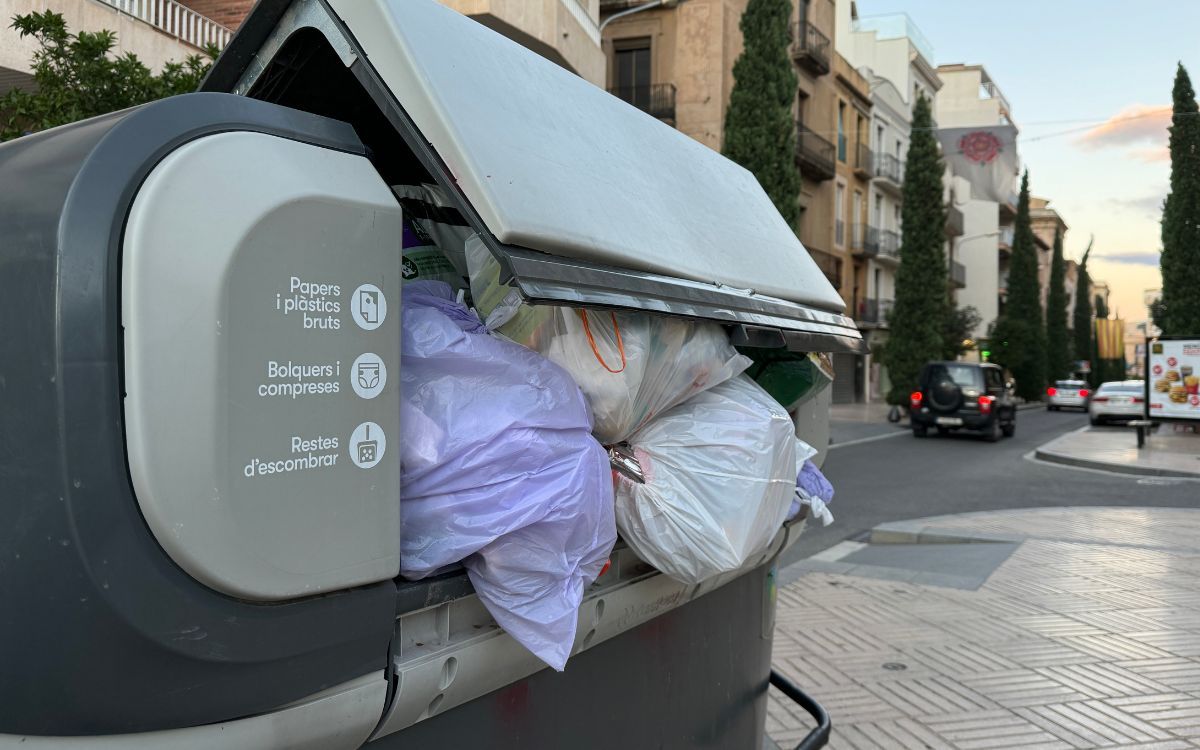 Imatge d'arxiu d'un contenidor de rebuig al carrer Sant Joan de Reus