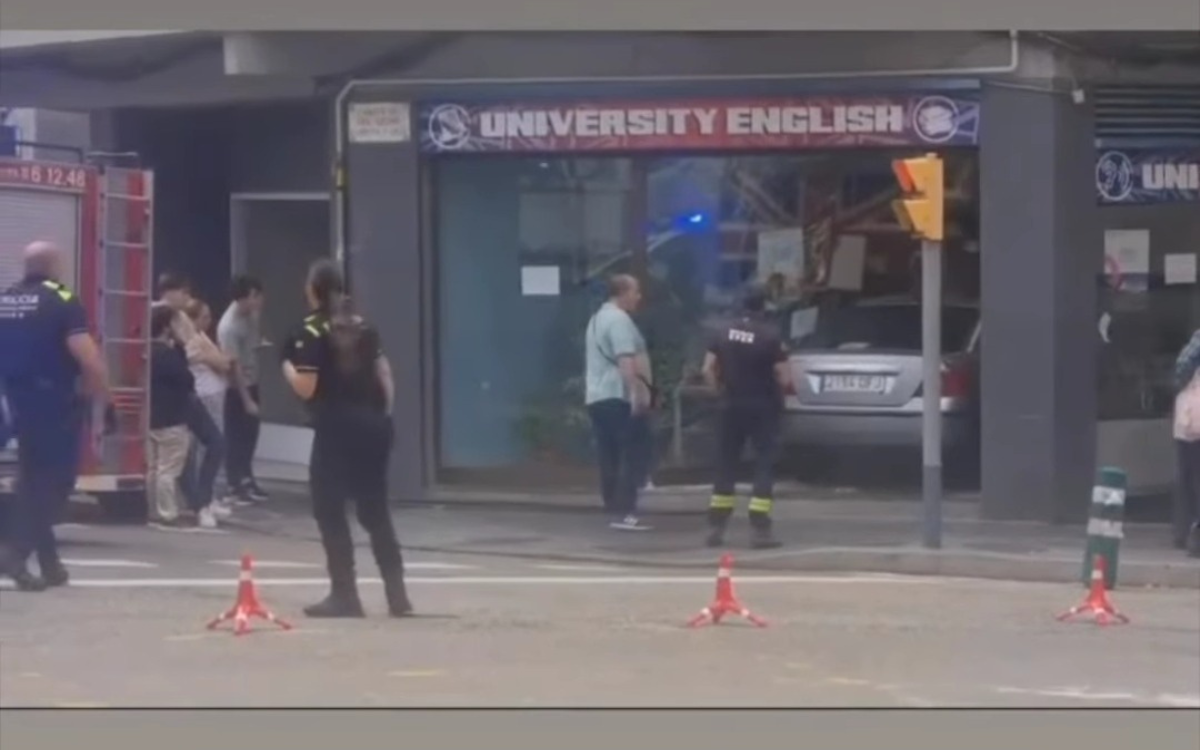 El cotxe ha perdut el control mentre circulava pel carrer Rovira i Virgili de Tarragona i ha acabat estavellant-se contra l'acadèmia d'anglès.