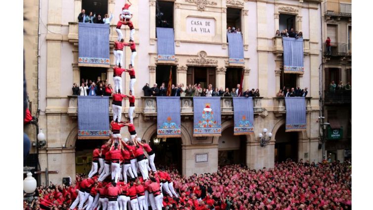 La Joves de Valls ha carregat per primer cop el 3 de 10 amb folre i manilles. 