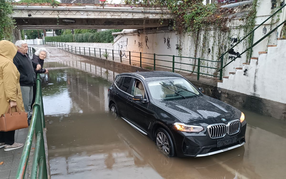 Un cotxe atrapat per la pluja al pont de la via a Vilafortuny.