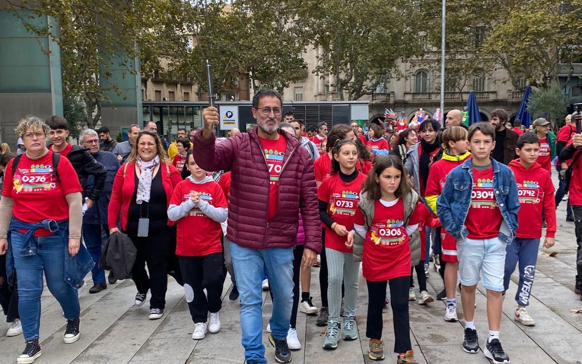 El periodista Xavier Grasset va encapçalar la comitiva en la marxa