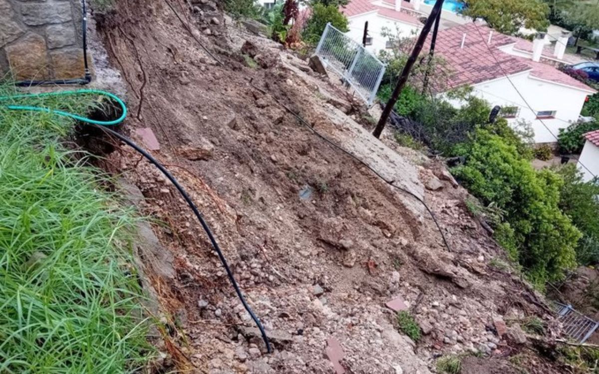 Imatge del mur que ha cedit a Vandellòs i l'Hospitalet de l'Infant per les pluges.