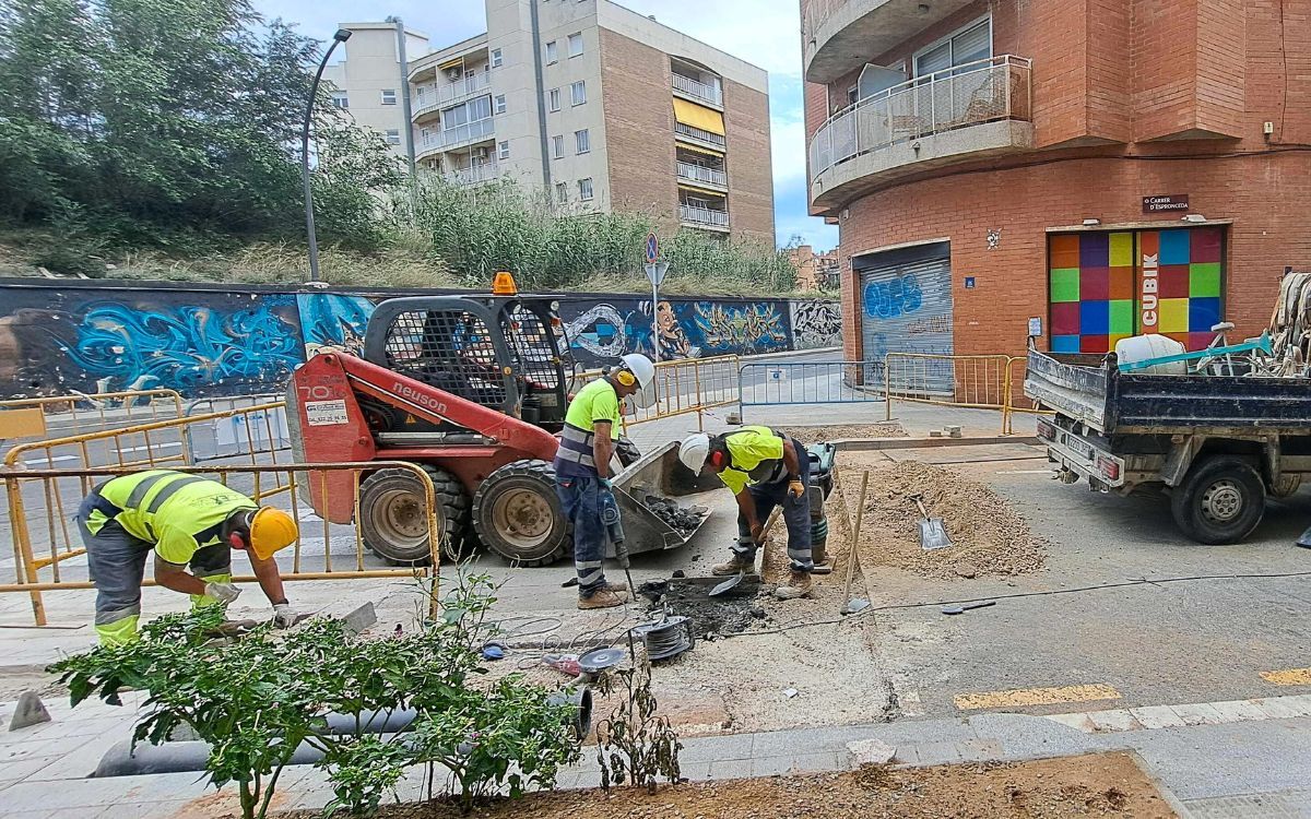 Operaris d'Aigües de Reus treballant en la xarxa d'abastament a l'avinguda dels Jocs Olímpics