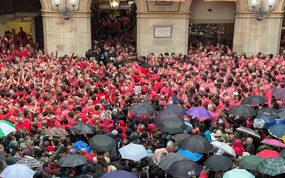 Imatge de les dues pinyes durant la diada de Santa Úrsula de 2024