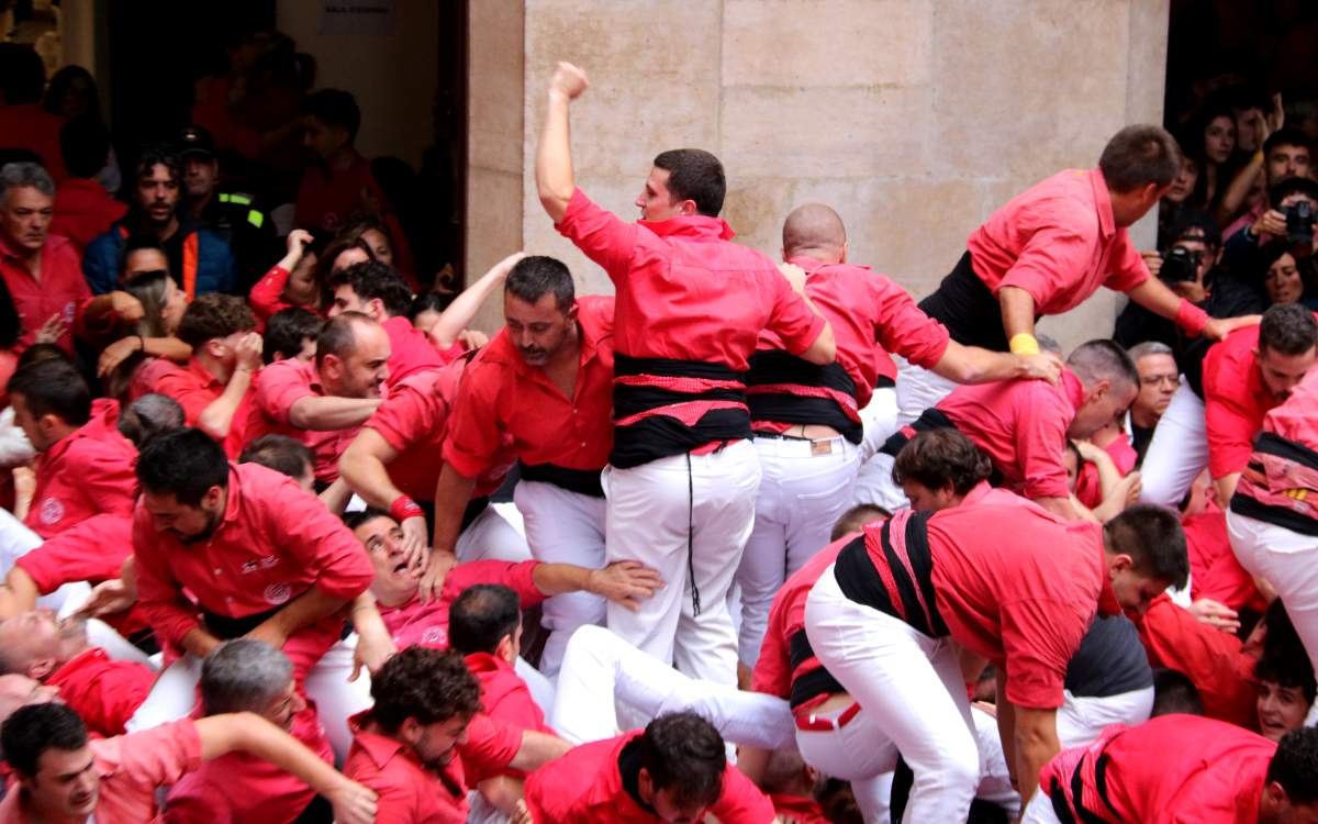 Imatge de la pinya de les dues colles a la plaça del Blat