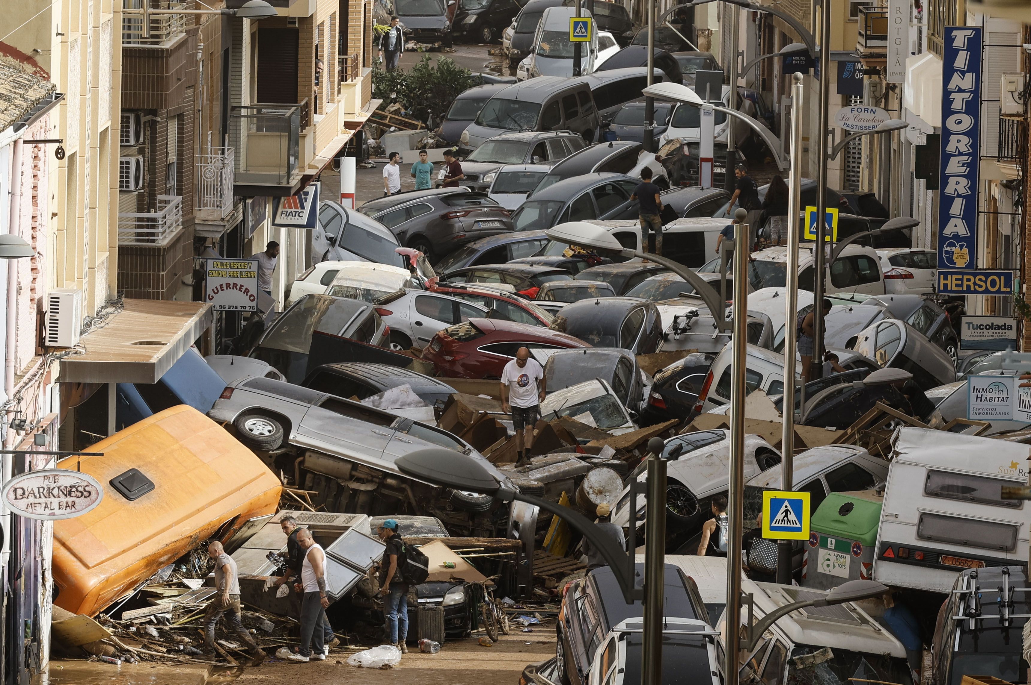 Vehicles amuntegats en un carrer després de les intenses pluges de la forta DANA, a Picanya (Valencia)