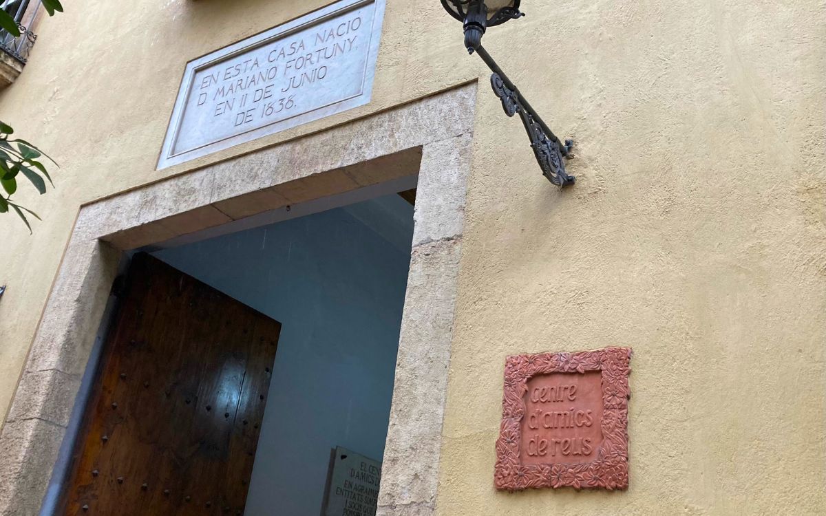 Al número 36 del raval de Robuster es troba la casa pairal de la família de Fortuny