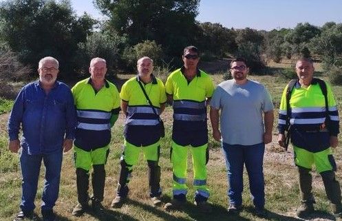 La brigada amb l'alcalde de Santa Oliva