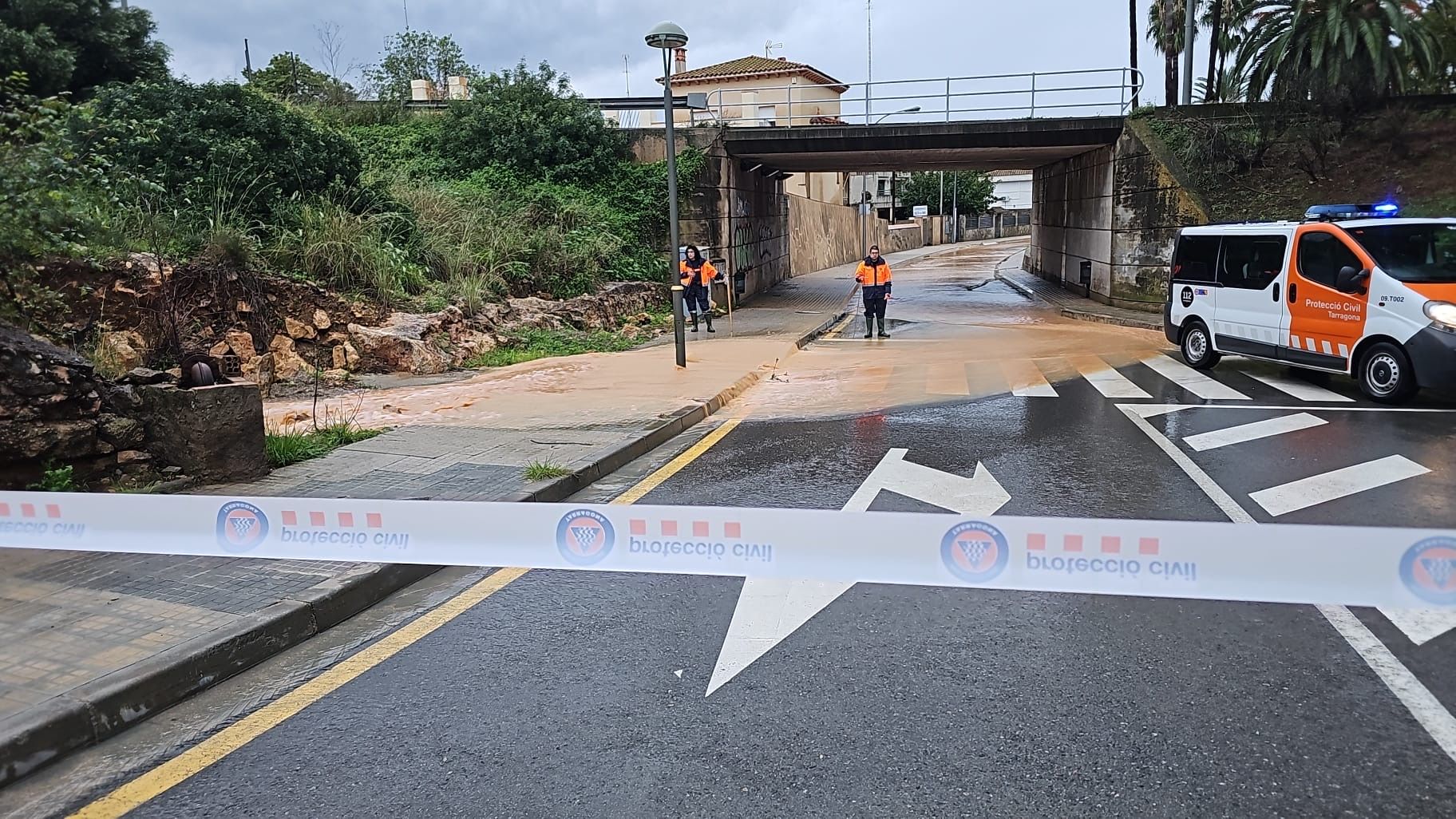 Imatge d’un dels carrers tallats a Tarragona.