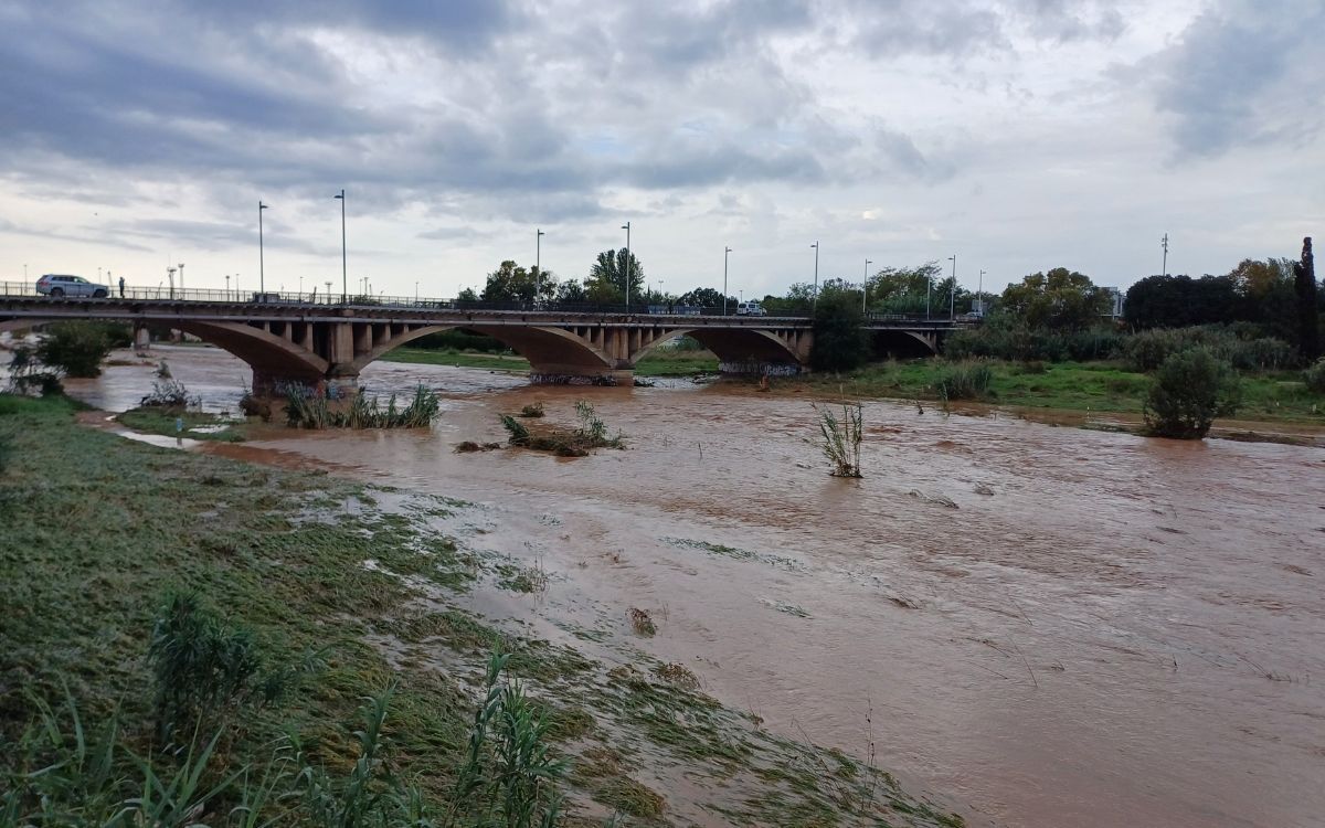 Protecció Civil demana no acostar-se al riu Francolí a Tarragona.