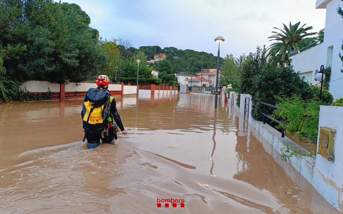 Els carrers de la Móra han acabat inundats d'aigua després que el canal s'hagi desbordat.