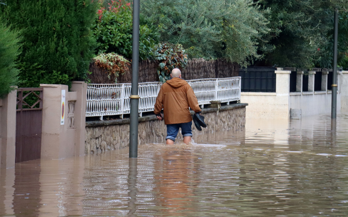 Els carres de la Móra han acabat inundats a causa del desbordament del canal.