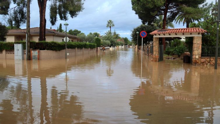 Carrers completament inundats a la Móra.