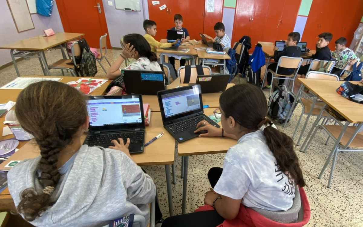 Imatge dels alumnes de l'Escola La Floresta durant una sessió del programa Code Club.