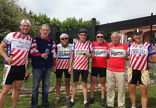 Pedro Torres amb veterans del Club Ciclista Cunit