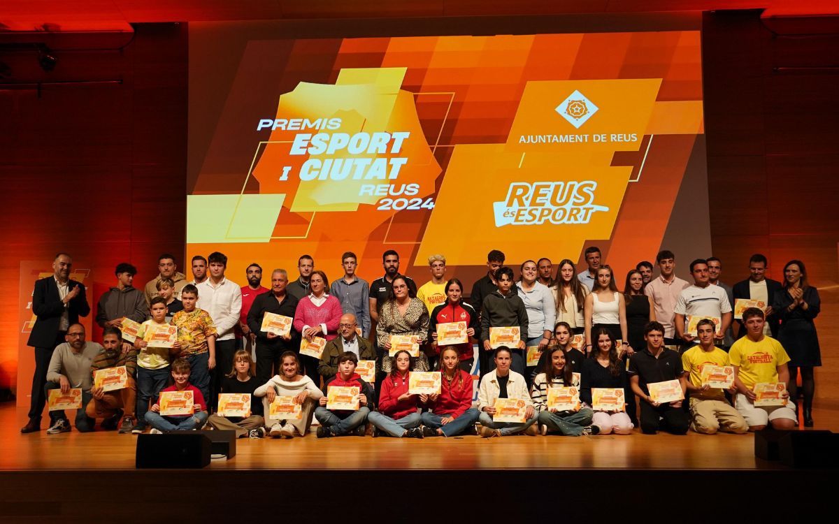 Foto de família amb tots els premiats de l'edició 2024