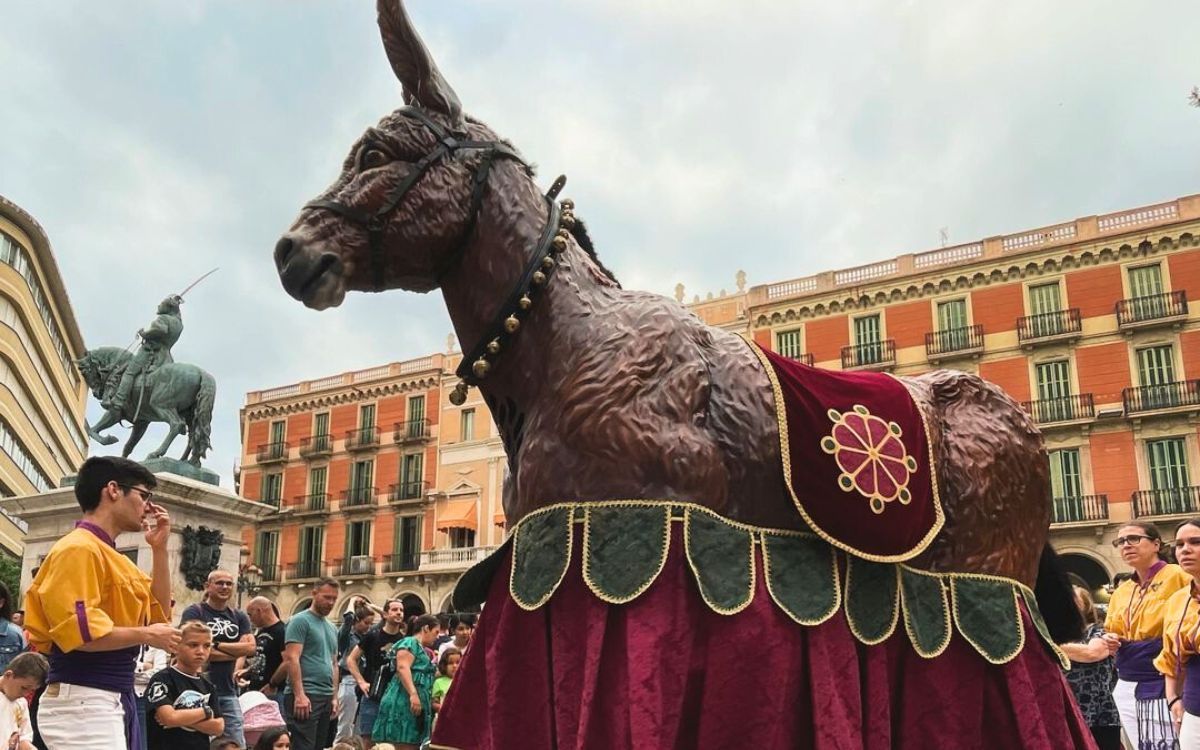 La Geganta Arlet i la Somera són els elements creats per la Colla Gegantera dels Alegre