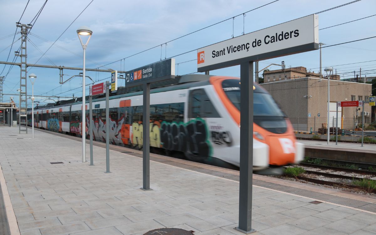 Imatge d'arxiu d'un tren circulant per l'estació de Sant Vicenç de Calders