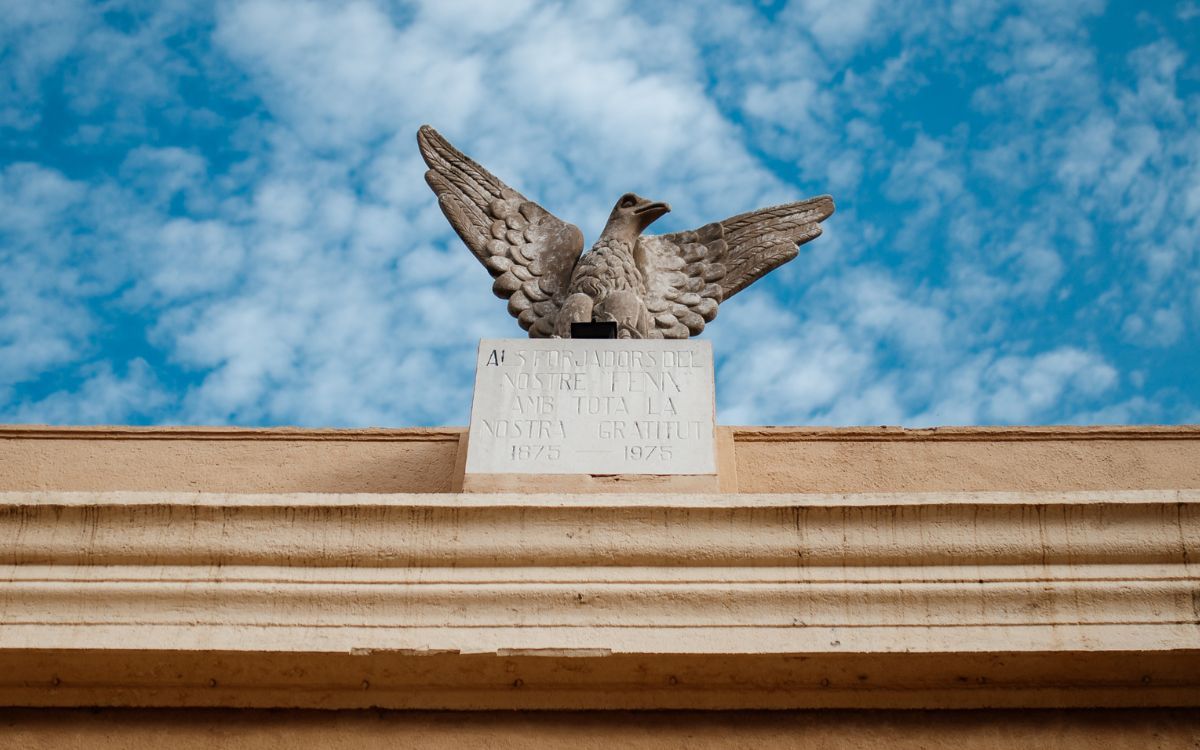 Detall de l'escultura que presideix la façana de la Societat El Fènix de Vila-seca