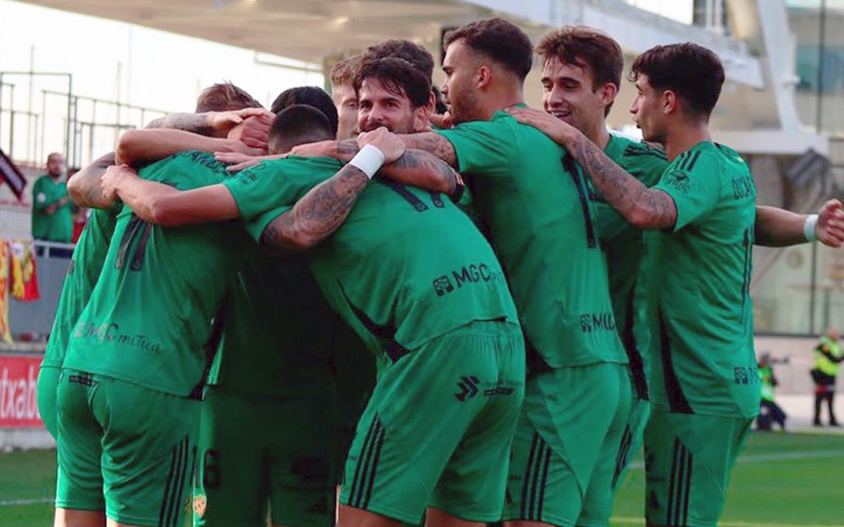 El Nàstic celebrant el triomf al camp del Bilbao Athletic