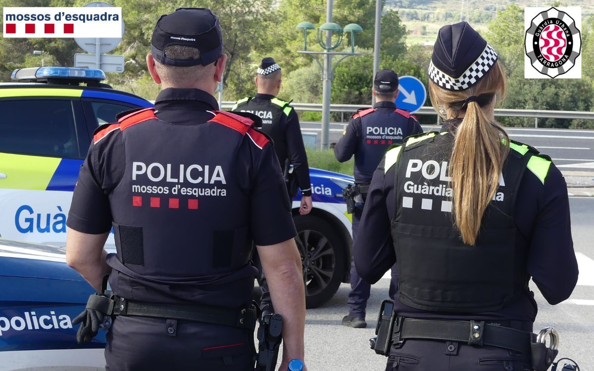 Agents policials en un dispositiu conjunt de Mossos i Policia Local