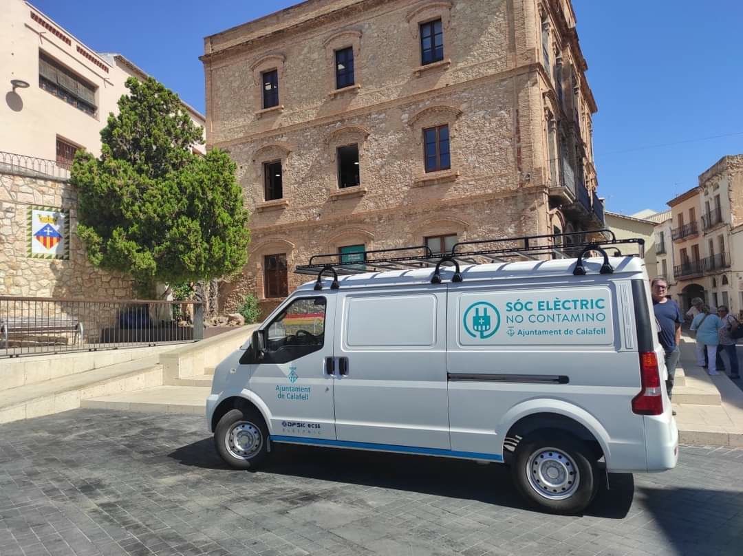 Un vehicle elèctric davant de l'Ajuntament de Calafell