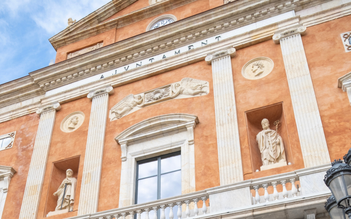 La façana del Palau Municipal de Tarragona ha recuperat els colors originals del segle XIX.