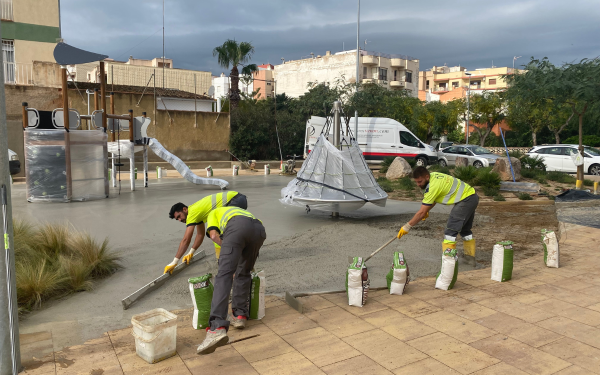 Les actuacions de millora es fan en cinc parcs infantils de Vandellòs i l'Hospitalet de l'Infant.